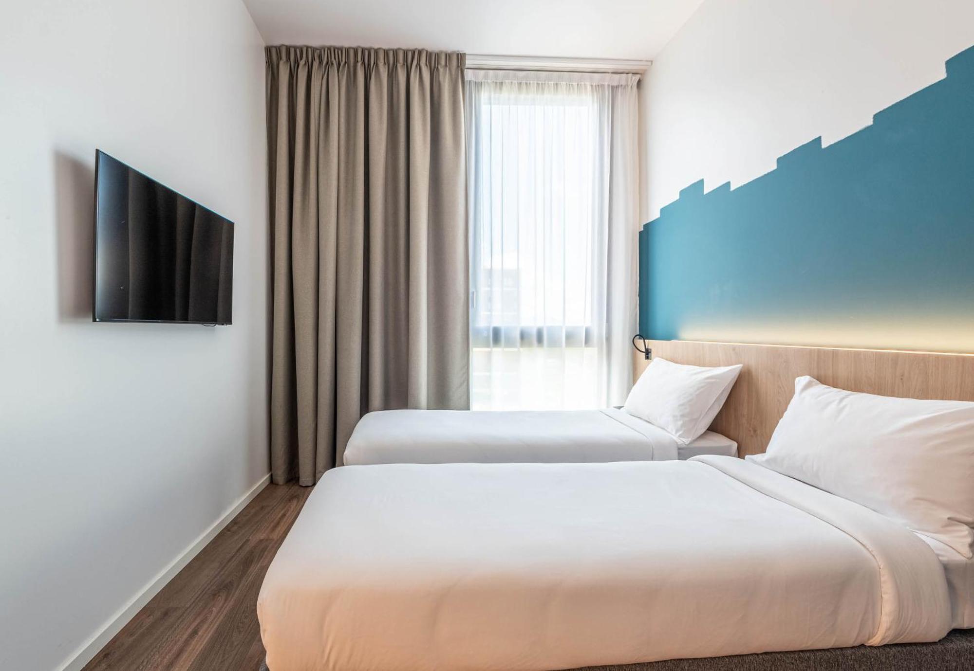 Twin Room,1758986293:JPEG